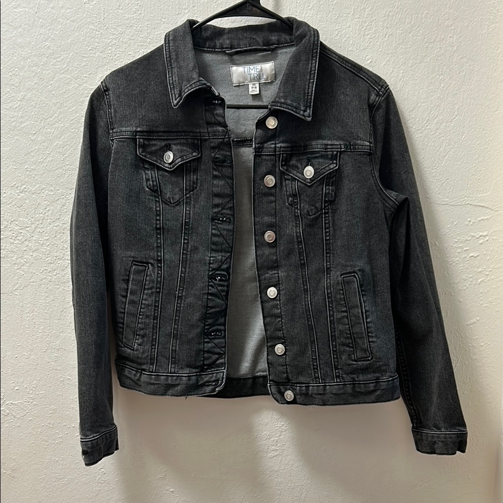 Classic Black Jean Jacket with Contrast Stitching and Traditional Design